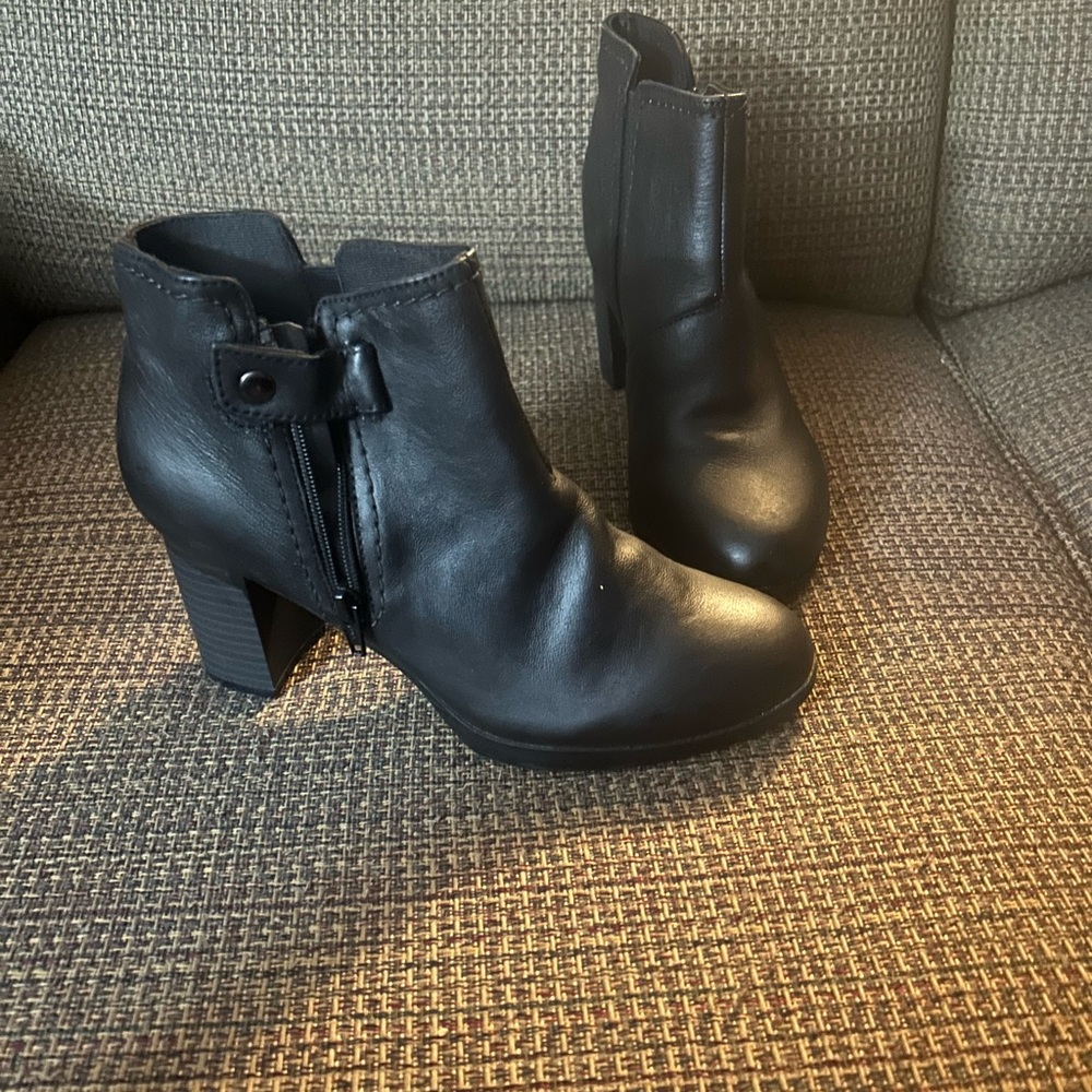 Gently Worn Clark’s Ankle Boots Size 6.5. Black
